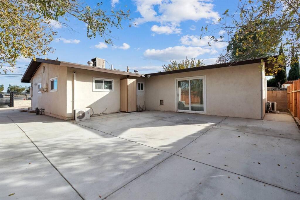 Modern City Ranch 3 Bdrm Family Home Access By Dirt Road Palmdale Exterior photo