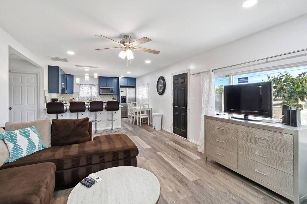 Modern City Ranch 3 Bdrm Family Home Access By Dirt Road Palmdale Exterior photo